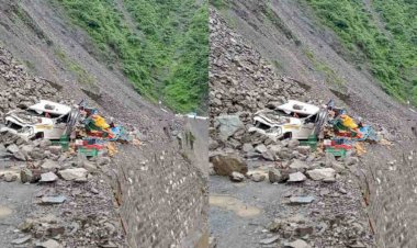 विकासनगर: सड़क पर गिरे मलबे में दबा लोडर 