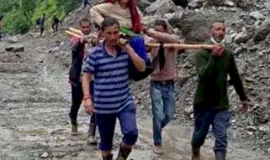 उत्तराखंड: बीमार को डोली में रख 11घंटे पैदल चल तय किया 26 किमी का जोखिम सफर