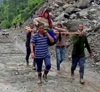 उत्तराखंड: बीमार को डोली में रख 11घंटे पैदल चल तय किया 26 किमी का जोखिम सफर