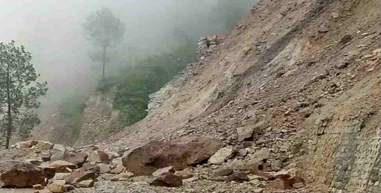 बारिश से पहाड़ पर जनजीवन प्रभावित, 72 ग्रामीण मोटर मार्ग बंद