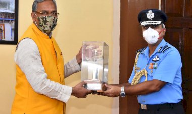 एयर मार्शल राजेश कुमार ने की सीएम त्रिवेंद्र सिंह रावत से भेंटकर की सीएम से चर्चा   