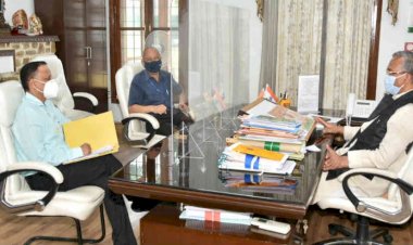 सीएम से मिले नागरिक उड्डयन सचिव खरोला, प्रदेश में एयरपोर्टों  के विस्तार समेत महत्वपूर्ण मुद्दों पर चर्चा