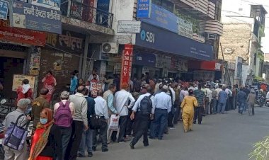 बैंकों के बाहर कोविड गाइडलाइन की धज्जियां