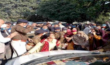 ऋषिकेष:उत्तर रेलवे के महाप्रबंधक का किया घेराव, काफिला रोकर किया प्रदर्शन