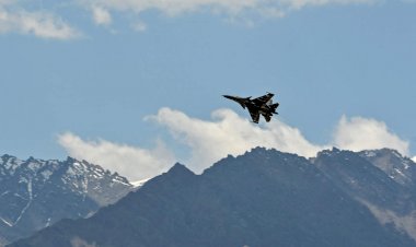 चीन सीमा पर वायु सेना के फाइटर जेट ने भरी उड़ान