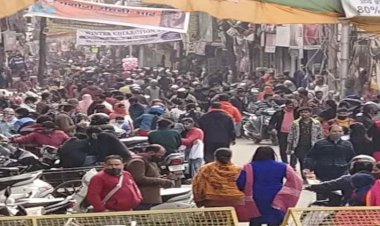 बाजारों में उड़ रही है सोशल डिस्टेंसिंग की धज्जियां