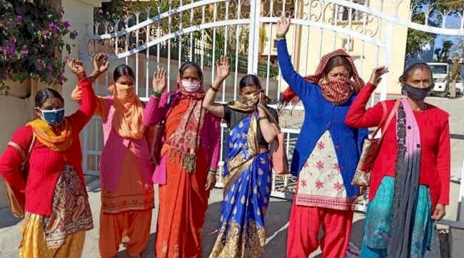 उत्तराखंड:गुस्साई महिलाओं ने किया शराबबंदी को लेकर कलक्ट्रेट में प्रदर्शन