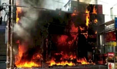 उत्तराखंड: शोरूम में भीषण अग्निकांड, करोड़ों की नुकसान