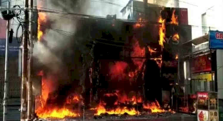 उत्तराखंड: शोरूम में भीषण अग्निकांड, करोड़ों की नुकसान