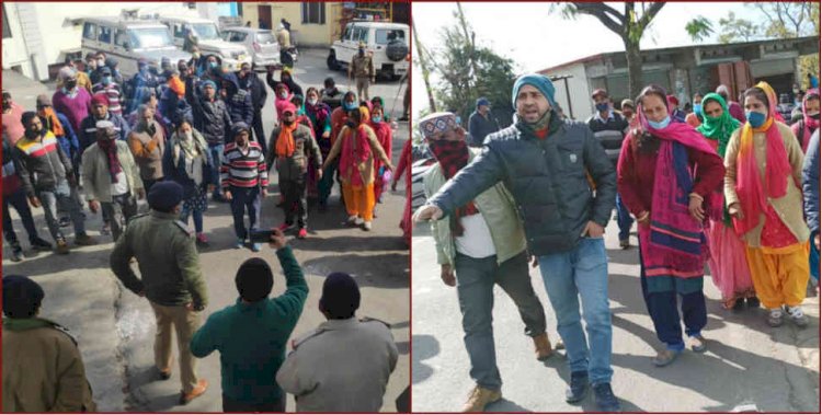 दीपक हत्याकांड: आक्रोषित ग्रामीणों ने डीएम ऑफिस में किया प्रदर्शन