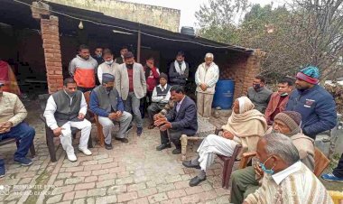 पूर्व सीएम रावत ने की रेल हादसे में जान गंवाने वाले युवकों के परिजनों से मुलाकात