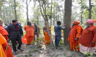 साधुओं के अखाड़ों के साथ कुंभ मेलाधिकारी दीपक रावत ने निभाई सैकड़ों साल पुरानी ये रस्म