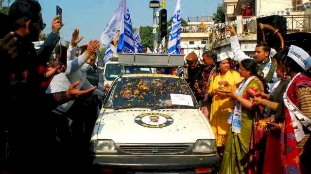 दिल्ली के उपमुख्यमंत्री सिसौदिया ने किया 70 विधानसभाओं के लिए पार्टी के प्रचार वाहनों को रवाना 