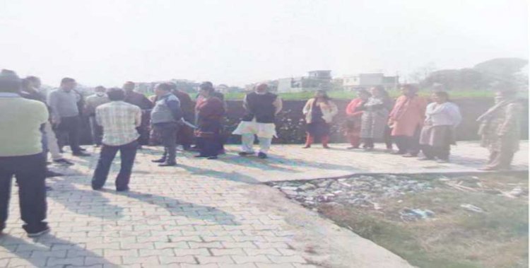 देहरादून:कॉलोनी में चल रही गौशाला पर नगर निगम ने लगाया 25000 जुर्माना