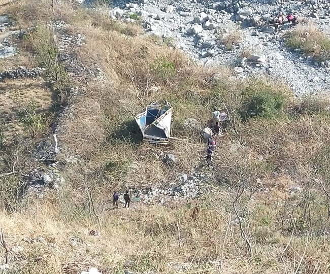 उत्तराखंड: पिकअप खाई में गिरा, एक ही गांव के तीन लोगों की मौत