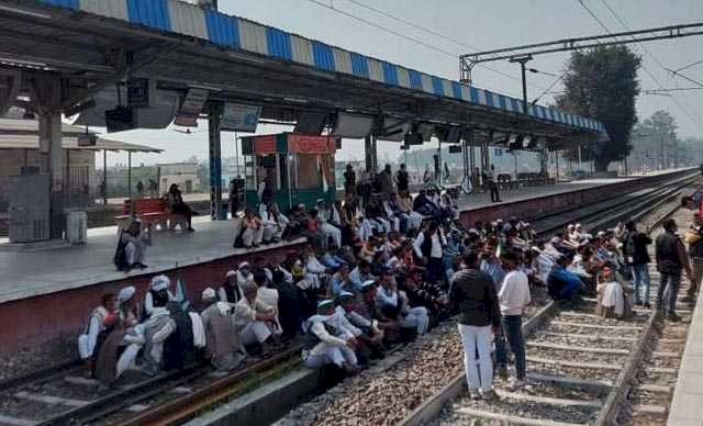 उत्तराखंड में भी किसानों ने किया रेलवे ट्रैक पर धरना प्रदर्शन  