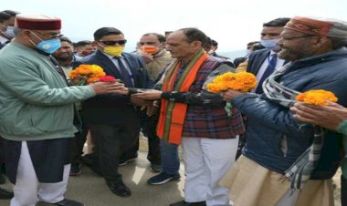 गैरसैंण में पार्टी के जिलाध्यक्षों से मिले सीएम त्रिवेन्द्र