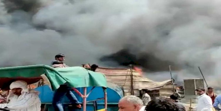 गाजियाबाद: इंदिरापुरम में लगी आग, दर्जनों झुग्गियां जलकर खाक