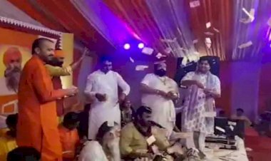 Maha Kumbh 2021: गुजरात के अमीरों ने बाबाजी पर बरसा दिए दो करोड़ से ज्यादा के नोट