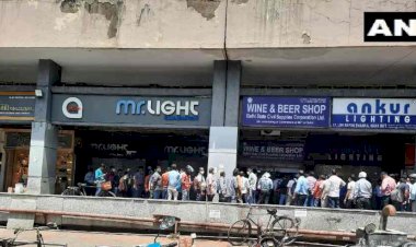 दिल्ली: लॉकडाउन घोषित होते ही शराब के ठेकों पर उमड़ी भीड़, महिला बोली पेग से असर होगा... 