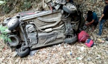 शादी के घर की कार खाई में गिरी, पिता-पुत्री की दुखद मौत