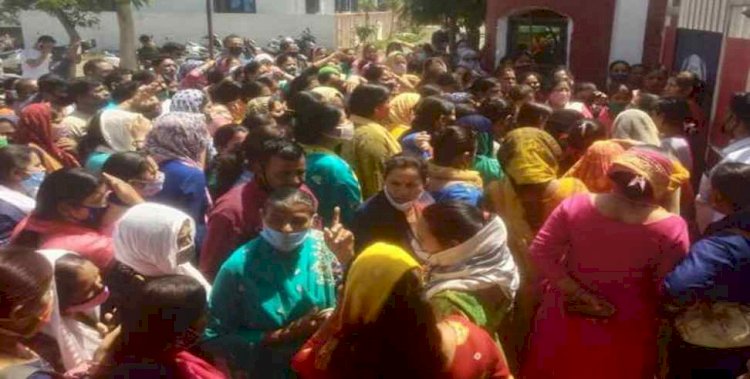 देहरादून:फीस बढ़ोतरी के खिलाफ अभिभावकों ने किया स्कूल में जमकर प्रदर्शन