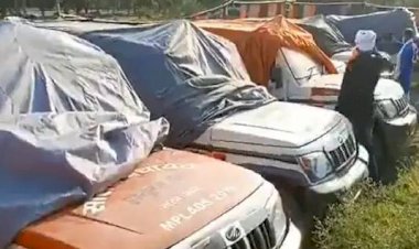 पूर्व केन्द्रीय मंत्री के दफ्तर के आहाते में मिला दर्जनों एम्बुलेंस का जखीरा, मच गया बवाल