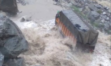 चमोली: भारी बारिश से उफनाए नाले में फंसा ट्रक, कोड़ियाला के पास हाइवे बंद