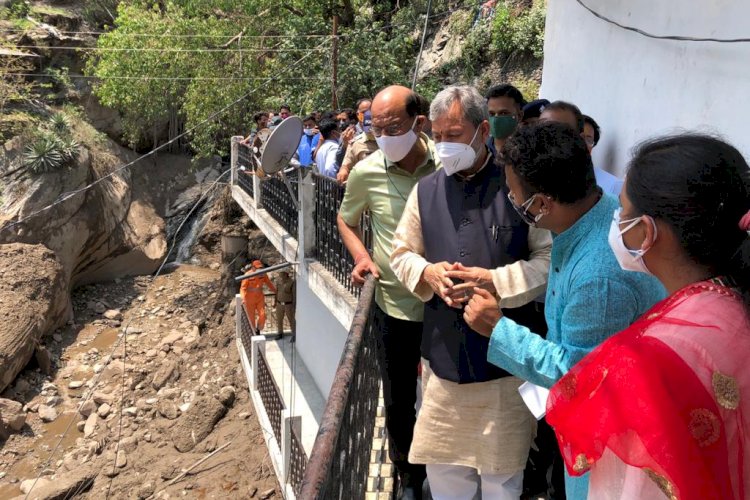 बुधवार को मुख्यमंत्री तीरथ सिंह रावत आपदा प्रभावित क्षेत्र देवप्रयाग में ग्राउंड जीरो पर पहुंचे।
