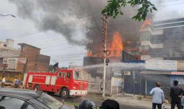 बिग ब्रेकिंग :देहरादून के शोरूम में लगी भीषण आग