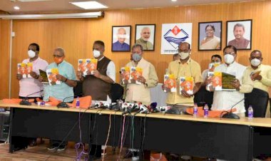 उत्तराखंड: तीरथ सरकार के 100 दिन पूरे, विकास पुस्तिका का किया विमोचन