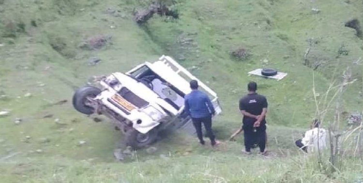 उत्तराखंड: सड़क से पलटकर खेतों में जा गिरा पिकअप वाहन, दो घायल