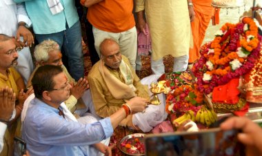 हरिद्वार: गंगा पूजन कर सीएम धामी ने लिया संतों का आशीर्वाद