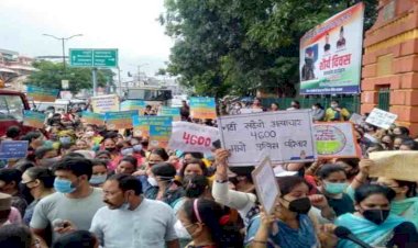 उत्तराखंड: ग्रेड पे की मांग को लेकर पुलिस कर्मियों के परिजनों का बड़ा प्रदर्शन, पूर्व सीएम हरीश रावत ने दिया समर्थन