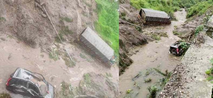 उत्तराखंड:भारी बारिश में खाई में गिर गए कैंटर और कार , रेस्क्यू कर बचाए परिवार समेत छ: लोग