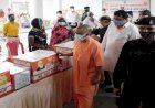 बाढ़ पीड़ितों को सीएम योगी ने बांटी राहत सामग्री