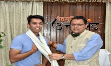 सीएम धामी ने युवा फुटबॉलर कृष्णा चौधरी को किया सम्मानित