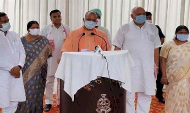 सीएम योगी ने इटावा के बाढ़ प्रभावित गांवों  में बांटी खाद्यान्न किट, हरसंभव मदद का आश्वासन दिया