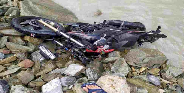चमोली: पिंडर में जा गिरी बाइक, एक की मौत, दूसरा गंभीर रूप से घायल