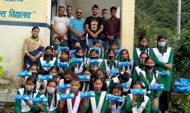 मुक्तिबोध संस्था ने छात्राओं को बांटे सेनेटरी पैड, पढ़ाया जागरुकता का पाठ