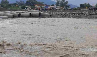 जाखन नदी पर बना अस्थाई पुल भी बह गया, फिर से नेपाली फार्म होकर जाना होगा ऋषिकेश-देहरादून