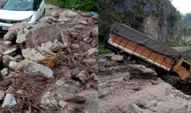 उत्तराखंड के कई जिलों में भारी बारिश से तबाही, यहां खाई में लटक गया ट्रक