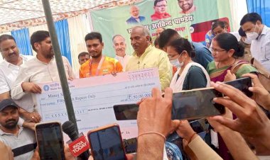 शिक्षा मंत्री अरविंद पांडे ने सौंपा पैरालंपिक कांस्य पदक विजेता मनोज सरकार को 50 लाख का चेक