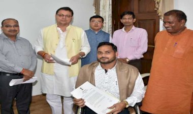सीएम धामी ने की पैरा स्विमिंग चैम्पियन सत्येंद्र सिंह लोहिया से मुलाकात