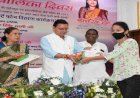 सीएम पुष्कर सिंह धामी ने टाॅपर छात्राओं को स्मार्ट फोन वितरित किये