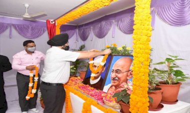 सचिवालय में अधिकारियों ने दी राष्ट्रपिता महात्मा गांधी और पूर्व प्रधानमंत्री लाल बहादुर शास्त्री को श्रद्धांजलि