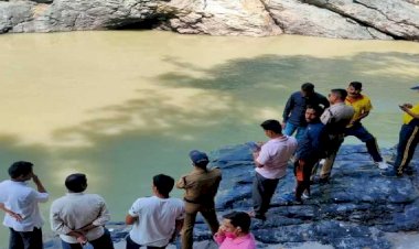 उत्तरकाशी: नदी में गिरी कार, दो शिक्षक लापता