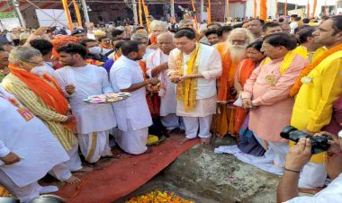 अयोध्या:'दिल्ली सेवा धाम ट्रस्ट' की प्रस्तावित धर्मशाला के शिलान्यास में शामिल हुए सीएम धामी