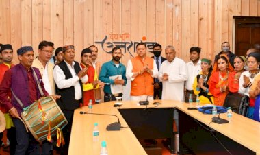 लोक कलाकारों से मिले सीएम धामी