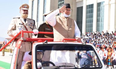 गैरसैंण भी हुआ राज्य स्थापना दिवस के अवसर पर समारोह, सीएम ने ली परेड की सलामी